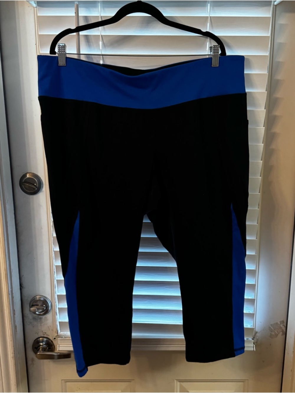Livi Active Black and Royal Blue Colorblock Capri Leggings